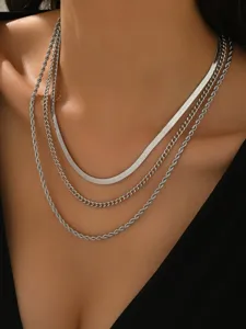 Splendida collana multi-strato in argento con eleganti design a catena spina e corda.