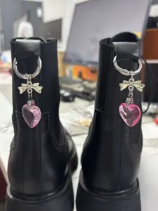 Zwarte laarzen met mooi roze kristal hart strik schoenketting hanger detailweergave.