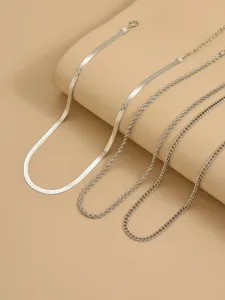 Elegante set di collane argentate multistrato con catene a spina di pesce per abbigliamento donna.