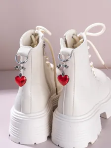 Witte platform enkellaarsjes met rode kristallen hart en strik hanger voor dames.
