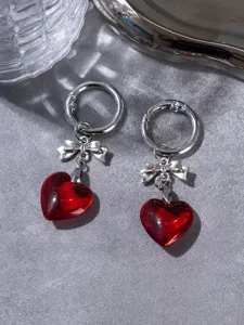 Rood hart kristal strik schoenbedel detail, Y2K laarsketting accessoire, stijlvolle schoendecoratie.