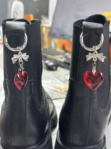 Zwarte dames laarzen met zoete coole kristal hart strik hangers voor modieuze schoenen.