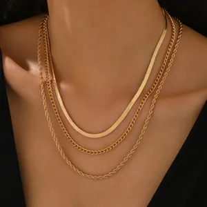 Moderna collana a catena dorata multistrato minimalista da donna, elegante accessorio.