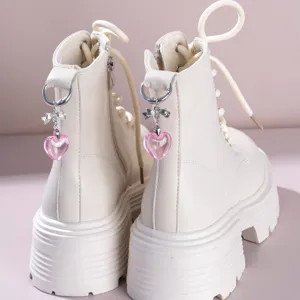 Witte plateau gevechtslaarzen martin laarzen met schattige roze kristallen hart hanger.