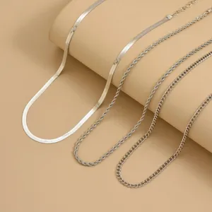 Set di collane multiuso argentate alla moda per donne, gioielli con catena eleganti vista principale.
