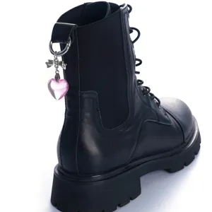 Zwarte leren combat boots met een schattige roze kristallen hart en strik hanger achter.