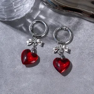 Chique rode kristallen hart strik laars bedels voor stijlvolle dames schoenen decoratie.