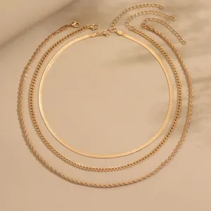 Set di collane a catena multistrato dorate minimaliste per donne, design elegante e raffinato.