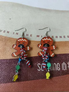 Boucles d'oreilles acrylique bonhomme pain d'épices de Noël avec pendentifs de bonbons colorés.