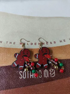 Vue de détail en gros plan de jolies boucles d'oreilles en acrylique de bonhomme de pain.