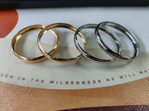 Lot de 4 bracelets joncs ronds en métal lisses doré et argenté. Bijou de poignet style punk.