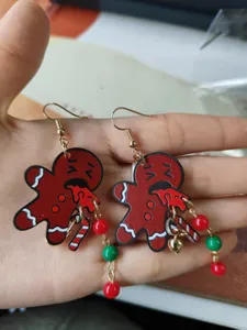 Boucles d'oreilles bonhomme de pain d'épices de noël vue détail, bijoux fantaisie en acrylique mignon