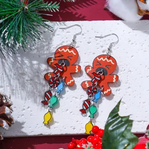 Boucles d'oreilles pendantes en acrylique bonhomme de pain d'épice de Noël avec bonbons colorés.