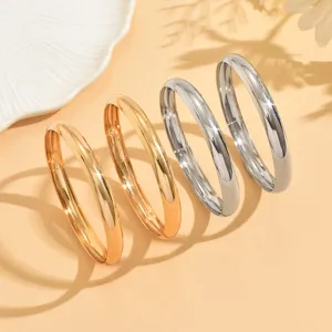 Lot de 4 bracelets manchette métalliques lisses minimalistes, joncs géométriques ronds.