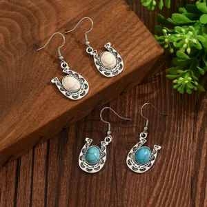 Set di orecchini pendenti a ferro di cavallo stile bohémien vintage con turchese e pietra bianca.