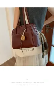Retro large capacity shoulder bag for women, minimalist autumn fashion tote and underarm bag.