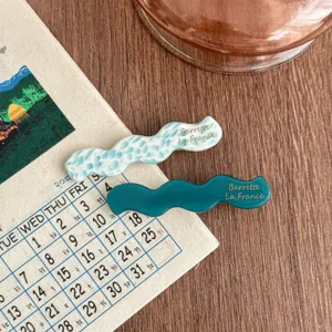 Retro minimalist geometric acetate hair clips for women, stylish side bangs barrettes.