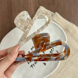 Elegant retro fish-tail hair claw, acetate material, chic tortoiseshell design, large size.
