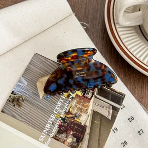 Medium acetate hair claw clip, stylish tortoiseshell design for women's daily hair styling.