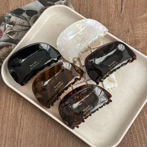 Nahaufnahme von Vintage Acetat Haarklammern in verschiedenen Schildpatt- und Perlfarben.