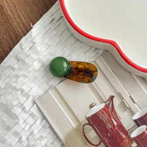 Exquisite green ball tortoiseshell acetate hair clip detail shot, elegant daily hair accessory.