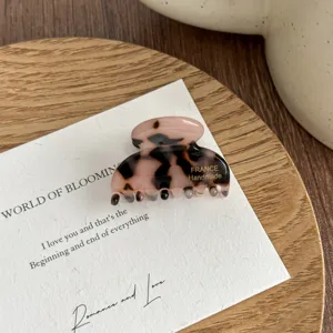Small tortoiseshell hair claw clip, chic acetate hair accessory for women and daily styling.