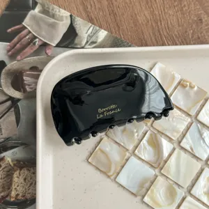 Retro schwarze Acetat Haarklammer mit Goldbeschriftung, elegante geometrische Haifischklemme.