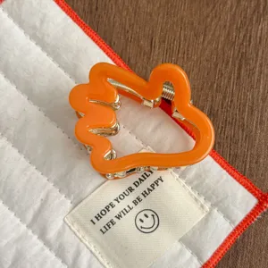 Jolie pince à cheveux orange en forme de geste pour enfants, accessoire élégant.