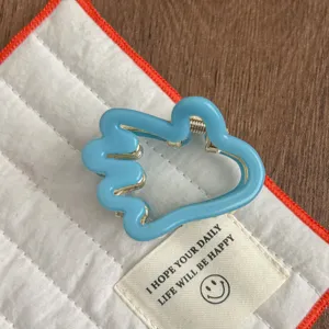 Jolie pince à cheveux bleue pour enfants et femmes, mini accessoire élégant pour tous les jours.