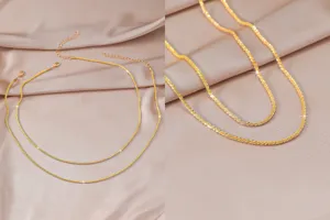 Gedetailleerd overzicht van glanzende gouden fonkelende ketting, minimalistische damessieraad.