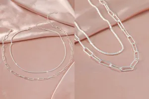 Elegante dubbellaagse zilveren ketting met glanzende schakels, minimalistische stijl voor dames.