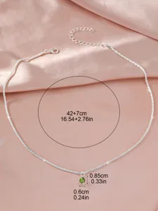 Elegante zilveren sprankelende sleutelbeenketting met groene edelsteen hanger voor dames.