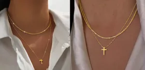 Close-up details van de dubbellaagse gouden kruis ketting met sprankelende textuur fijne kralen.