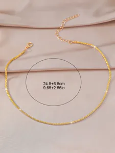 Glanzende gouden choker ketting voor vrouwen, elegante sleutelbeent ketting, gedetailleerd weergave.