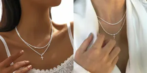 Dubbellaagse sprankelende ketting met kruis hanger detailweergave voor elegante look.