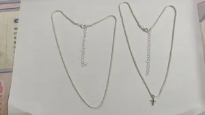 Zilveren glinsterende sleutelbeenketting set met kruishanger en verstelbare ketting.
