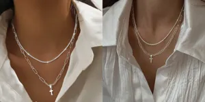 Elegante dubbellaagse zilveren ketting met kruis hanger voor stijlvolle vrouwen mode.