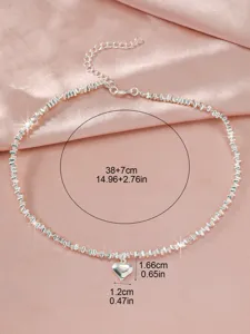 Detailopname van de zilveren hartjesketting met schitterende kralenketting en afmetingen.