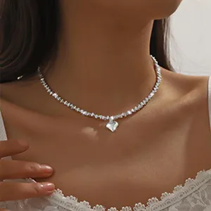 Europese stijl glanzende sleutelbeenketting met een delicate hartvormige hanger voor dames.