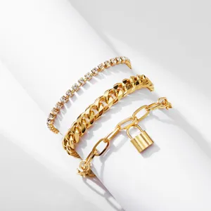Set di bracciali multistrato dorati, catena di strass, lucchetto, stile punk alla moda.