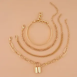 Goldenes mehrteiliges Armband-Set mit Schloss-Anhänger und schönen Kettengliedern.