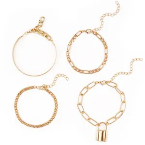 Nahaufnahme der Details des goldenen 4-teiligen Armband-Sets mit Schloss und Kette.