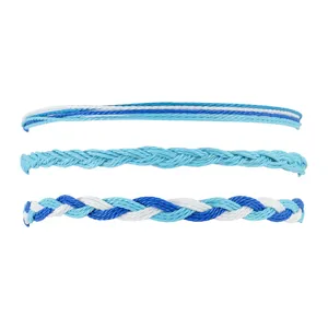 Set di tre bracciali intrecciati a mano realizzati con fili di colore blu e bianco.