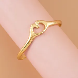 Bracelet manchette main cœur doré pour femme, élégant bijoux fantaisie ouvert chic.