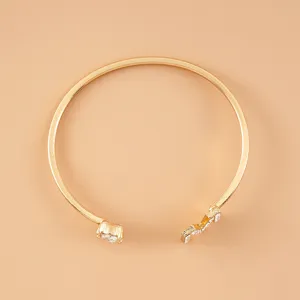 Elegantes offenes Armband für Damen mit Zirkonia Kristallen, minimalistischer Modeschmuck Stil.