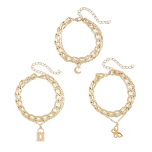 Set di eleganti bracciali a catena multistrato dorati con ciondoli luna lucchetto e farfalla.