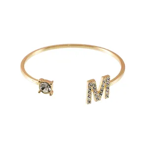 Goldfarbene offene Armspange mit glitzerndem Strass-Buchstaben M und Kristall für Damen.