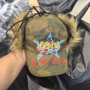 Casquette trapper en peluche avec oreillettes brodees chat maid vintage camo vue