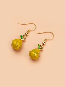 Simpatici orecchini pendenti con frutta tropicale dorata e ciondolo giallo brillante.