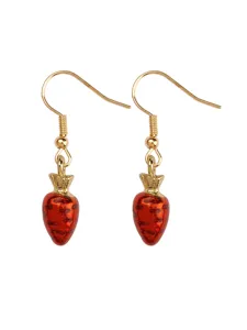 Orecchini pendenti con frutta carina, ganci dorati e ciondoli a carota arancione brillante.